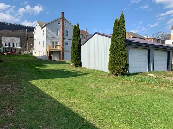808 E Grand Ave, Tower City, PA 17980
