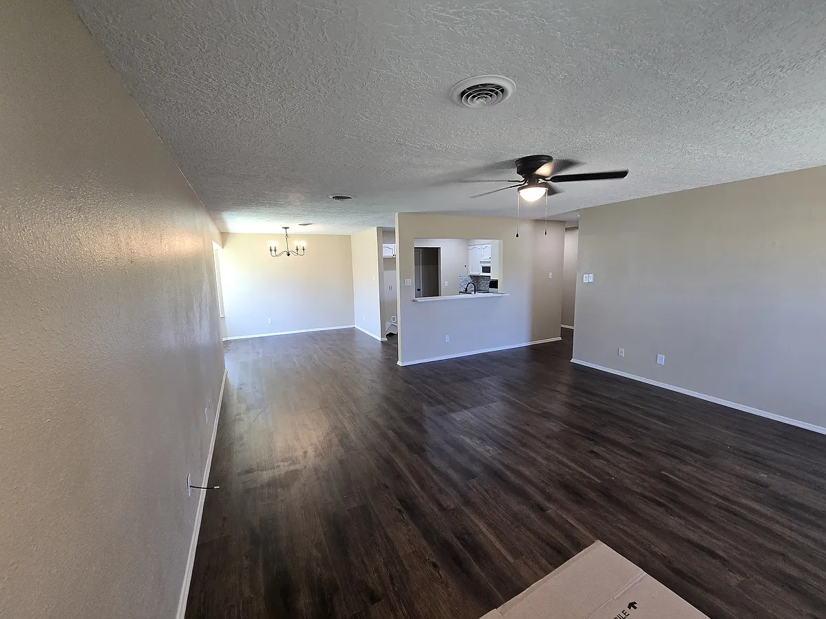 Building Photo - 2525 Sharondale Dr