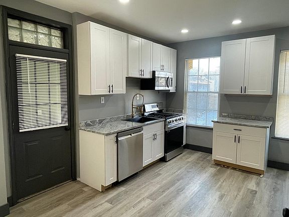 4th image of 269 S Green St