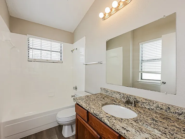 1804 Lincolnshire Way — Photo 12