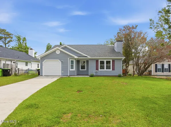 818 S Dogwood Ln, Swansboro, NC 28584