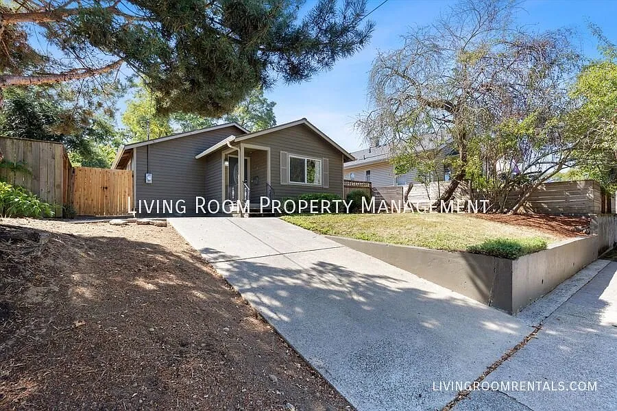 Beautiful Woodlawn Ranch with a Private Yard — Photo 3