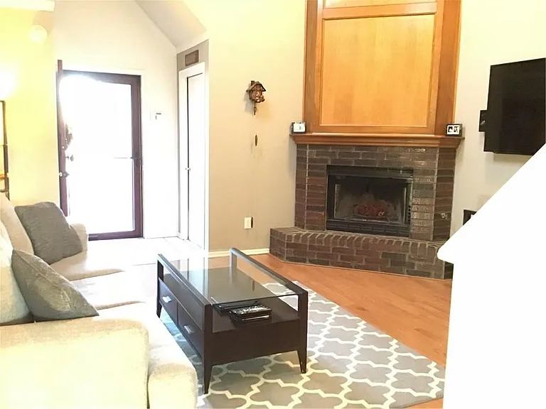 2123 Lakecrest Dr — Photo 2