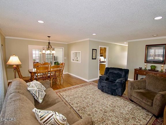 5th image of 926 Portsmouth Cir