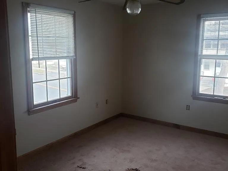 598 Springfield St — Photo 3