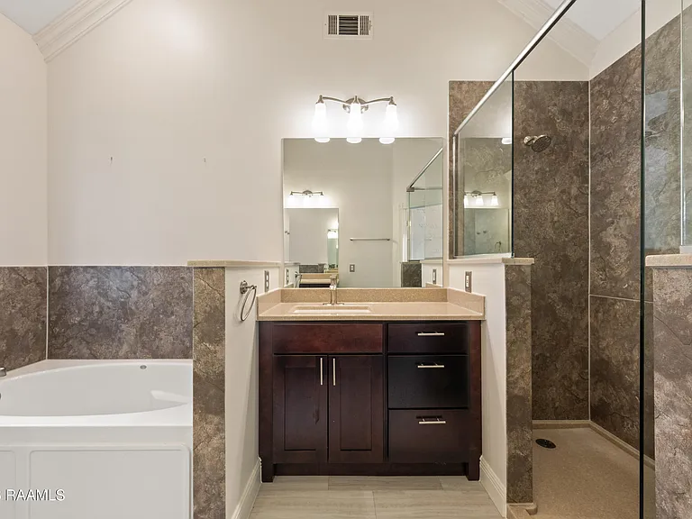 300 Oak Hollow Dr — Photo 31