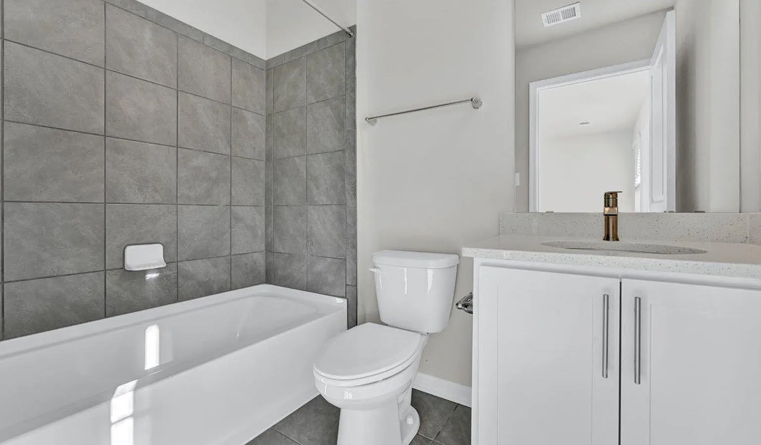5 bed, 3.5 bath, 1969 sqft, $3,300 — Photo 2