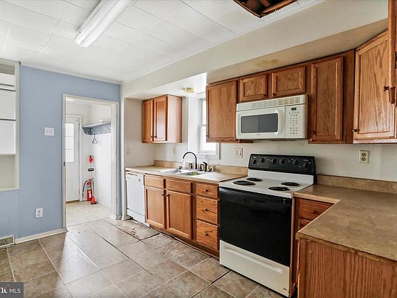 3rd image of 83 Knobley St