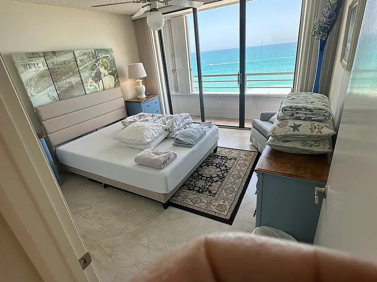 Second bedroom on ocean.Queen bed.