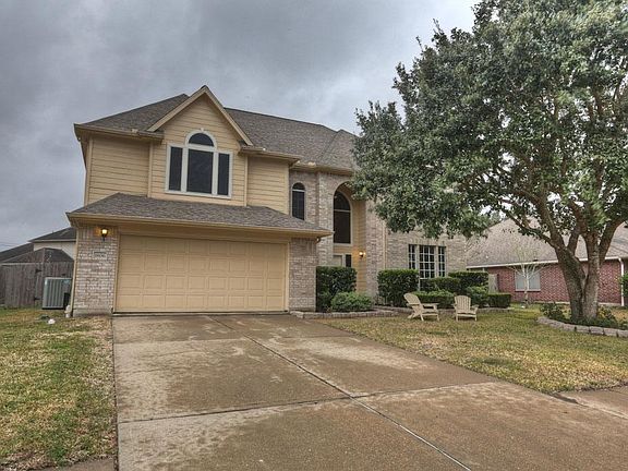 2nd image of 1806 Castle Oaks Dr