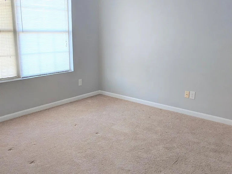 910 W Hill St — Photo 16