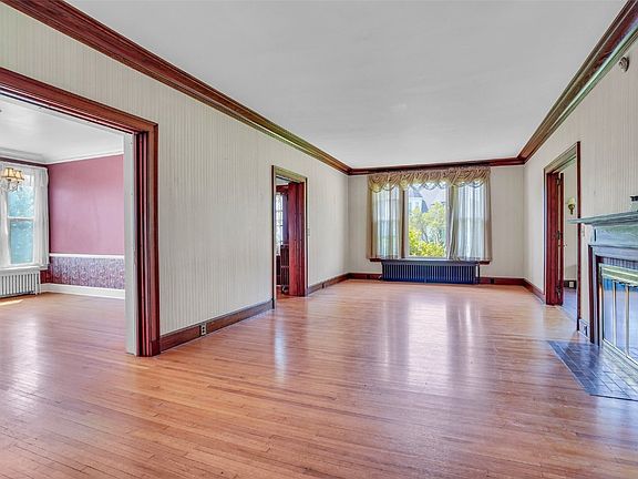4th image of 128 S Walnut St