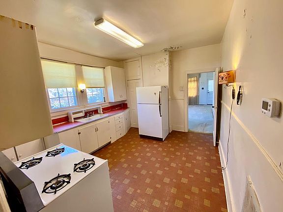 3rd image of 400 Rose Hill Ave