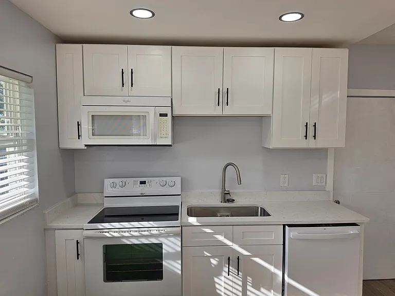 1004 Catherine St — Photo 14