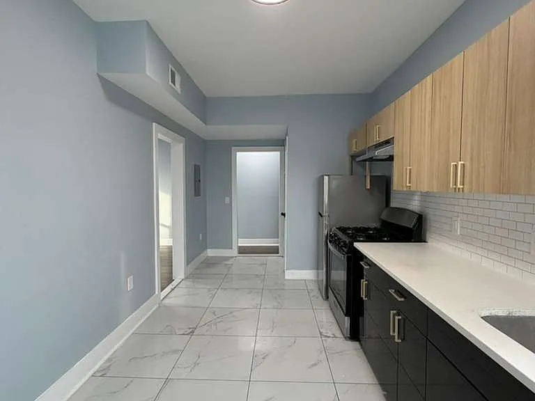 190 N Park St #4 — Photo 3