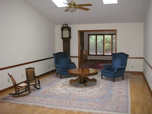 5th image of 1585 Deeanne Dr
