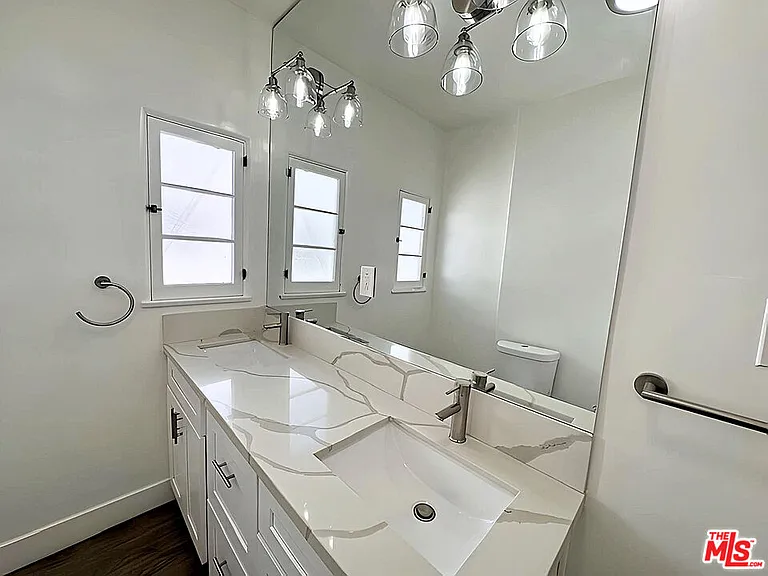 126 1/2 N Hamilton Dr — Photo 12