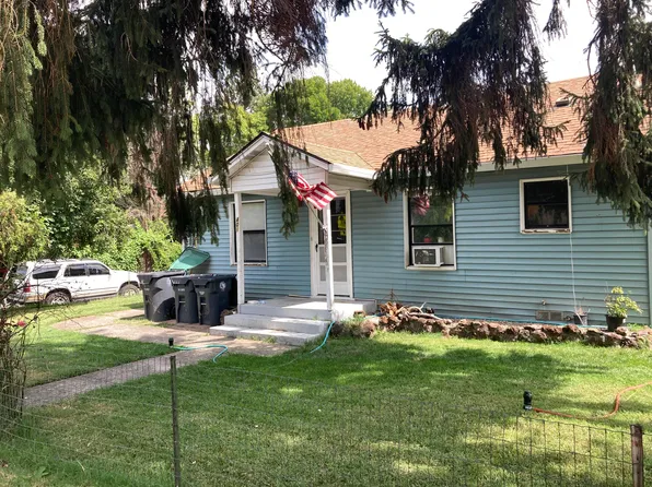 401 W 1st St, Phoenix, OR 97535