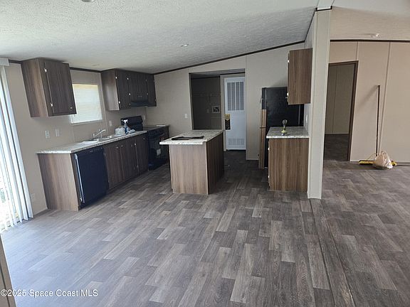 2nd image of 2534 Amberly Rd NE