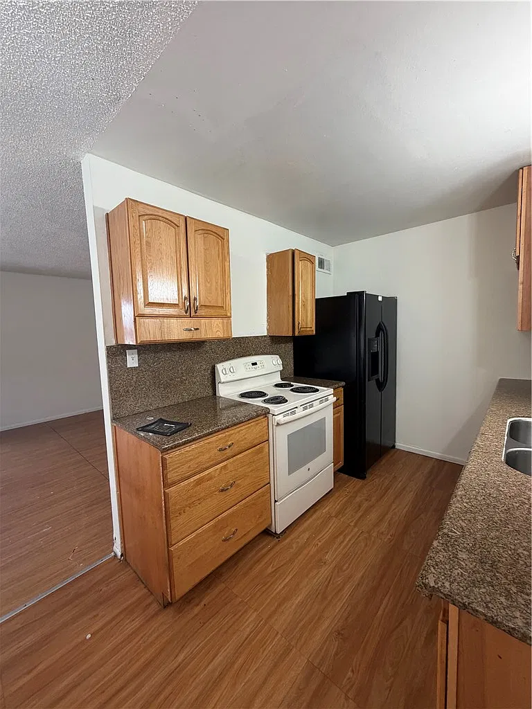 2 bed, 1.0 bath, 3008 sqft, $875 — Photo 3