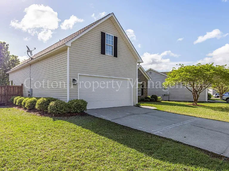 1010 Winterberry Cir — Photo 2