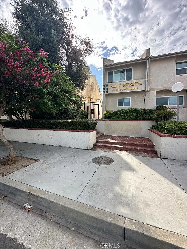 7641 Reseda Blvd — Photo 3