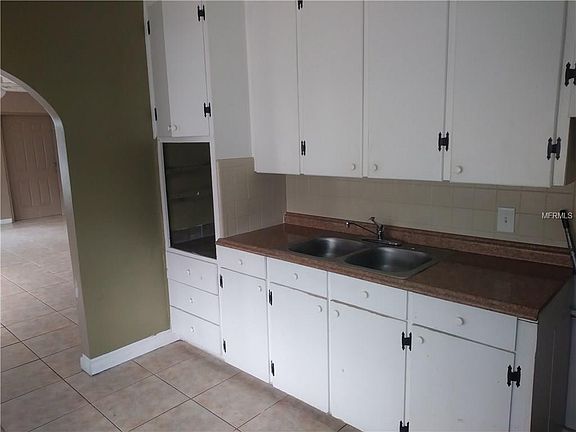 4th image of 903 Brack St