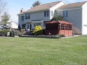 3rd image of 18 Woodbury Ct