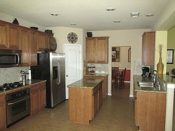 GREAT KITCHEN: GRANITE COUTNER TOPS, ISLAND, STAINLESS APPLIANCES, CERAMIC TILE FLOORING,KITCHEN BAR