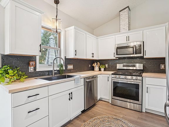 3rd image of 2464 Timberlea Dr