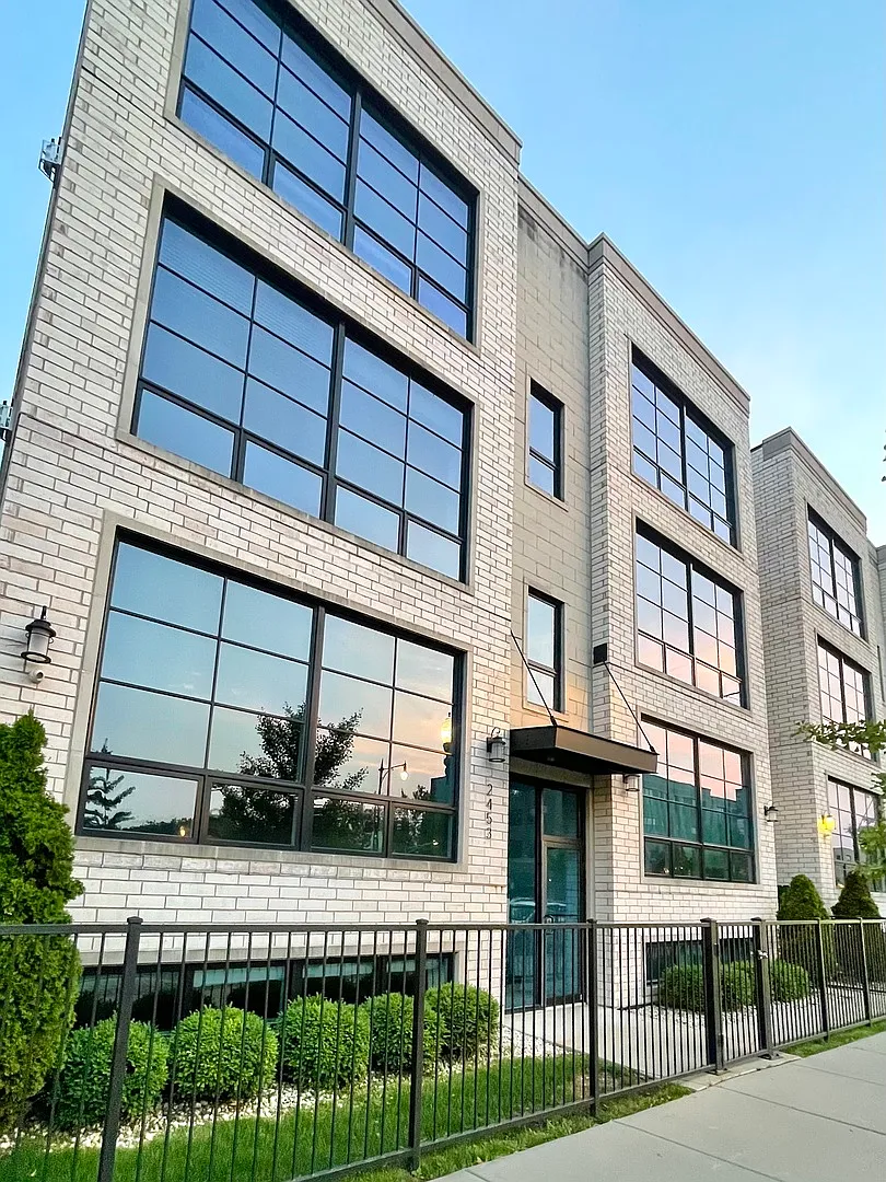 3 bed, $4,950 — Photo 1