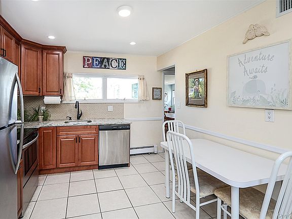 4th image of 161 Arlyn Drive W