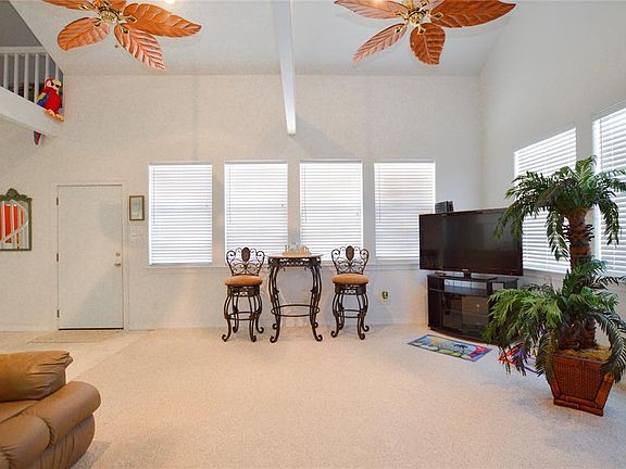 4th image of 836 Eastview
