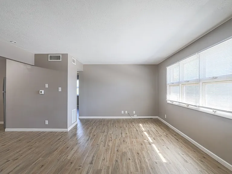 Rivershore Apartments — Photo 24
