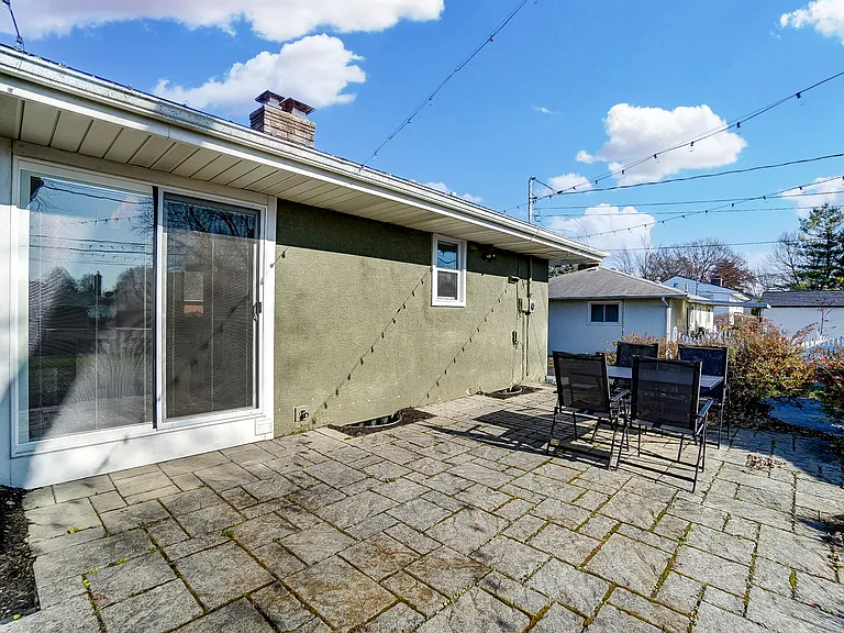 725 Latham Ct — Photo 30