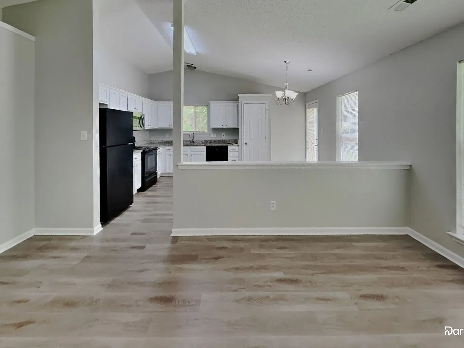 3 bed, 2.0 bath, 1200 sqft, $1,825 — Photo 2