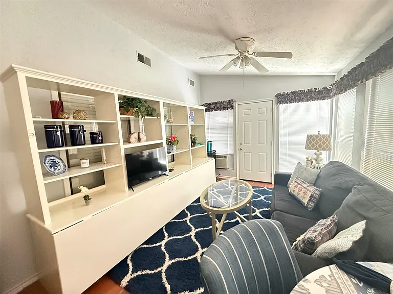 728 Hogan Dr — Photo 4