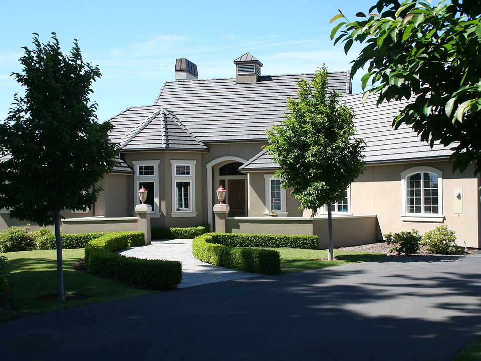 Street view, inside gate