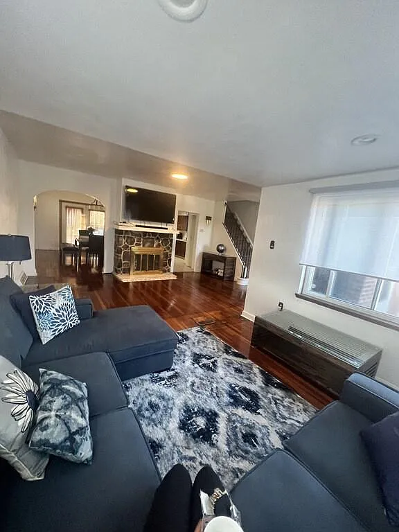 3 bed, 1600 sqft, $1,800 — Photo 1