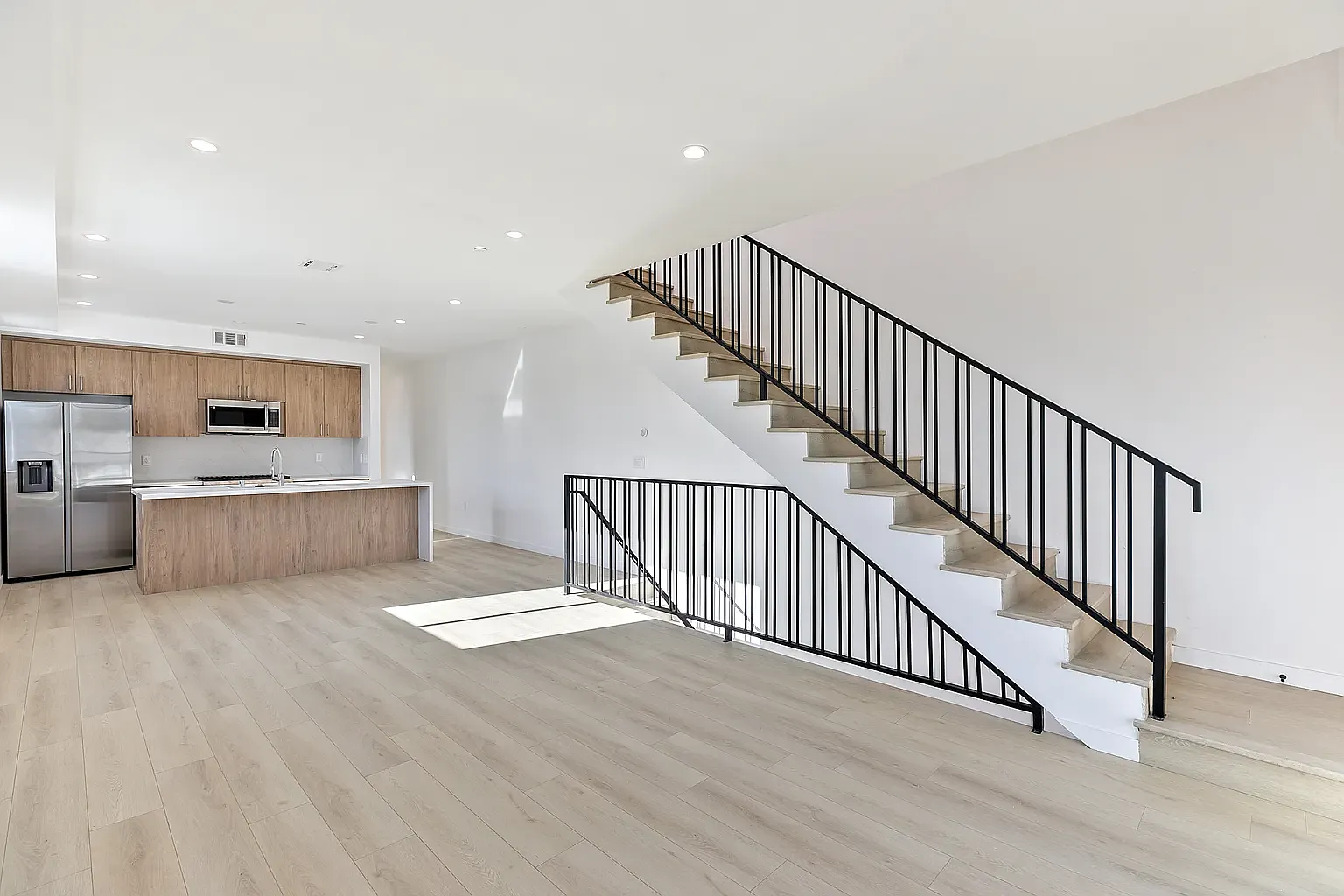4 bed, 2150 sqft, $5,500 — Photo 3