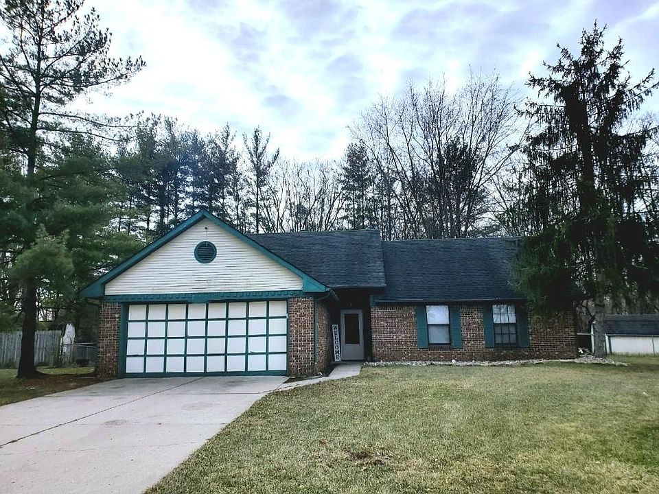 2 car garage with plenty of parking space in driveway