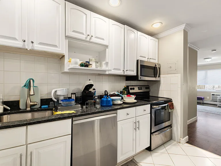 71 Oxford Ave #8 — Photo 3