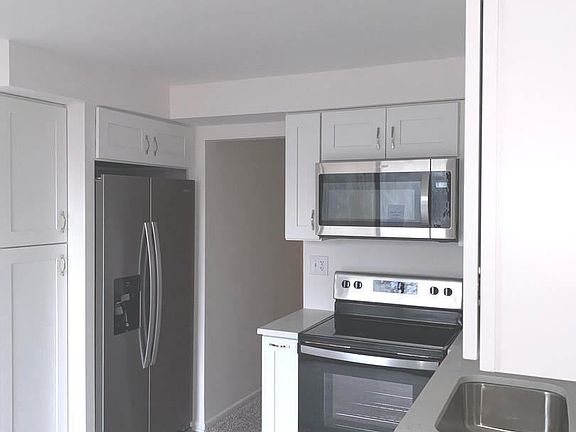 3rd image of 5406 Chateau Dr #6