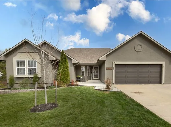 817 S Bridle Trail Ln, Peculiar, MO 64078