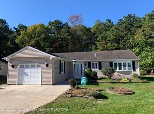 11 Point Blanche Ct, Toms River, NJ 08757