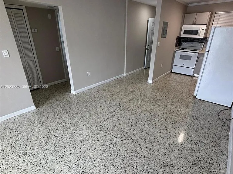 1047 SW 7th St #6 — Photo 10