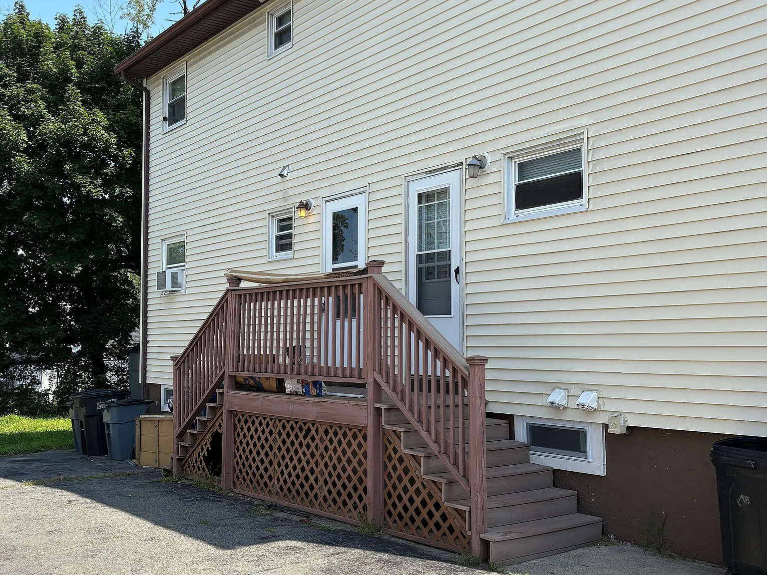 3 bed, 1.0 bath, 1920 sqft, $1,750 — Photo 1