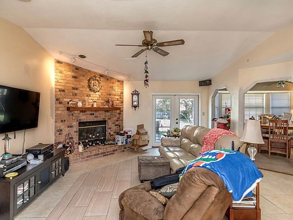 4th image of 1004 Willow Lake Cir