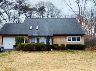 9 Hartsdale Ln, Coram, NY 11727