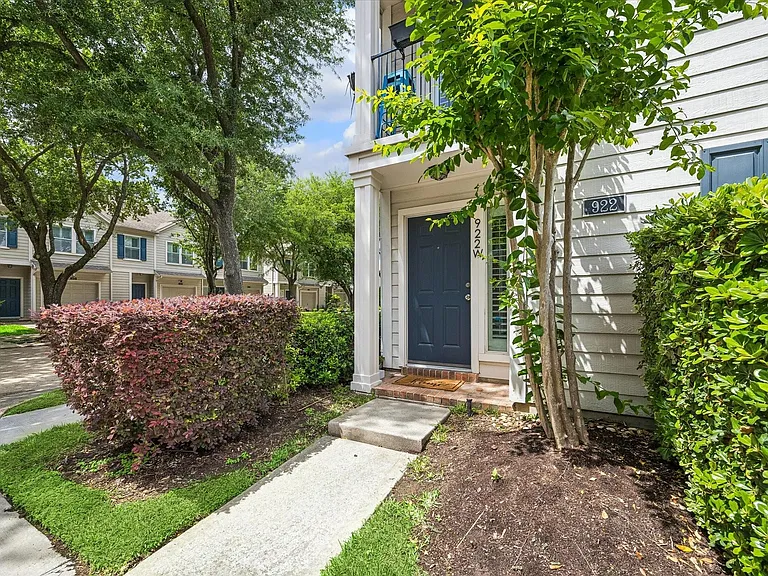 922 W Heights Hollow Ln — Photo 2